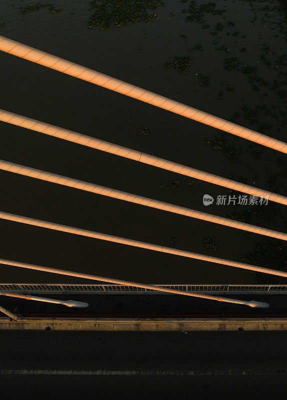 越南天江省斜拉桥施工中Rach Mieu大桥上的钢索拉索的航拍摘要照片
